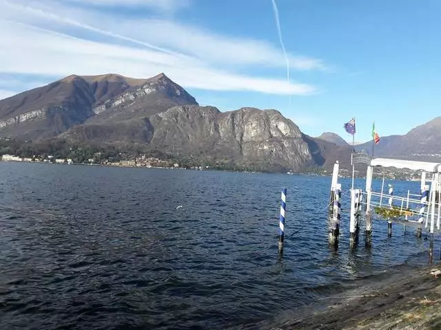 Dŵr llyfn glas tywyll, cychod hwylio gwyn eira, mynyddoedd enfawr - Tirweddau cyffrous llygaid a'r holl harddwch hwn ar Lake Como yn yr Eidal 26167_3