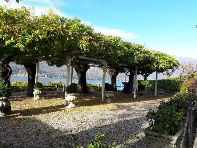 Aigua llisa de blau fosc, iots blancs de neu, enormes muntanyes: paisatges d'ulls emocionants i tota aquesta bellesa al llac como a Itàlia 26167_7