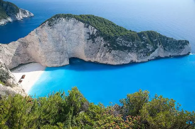 Where is it better to relax on Zakynthos outside the framework of tourist routes