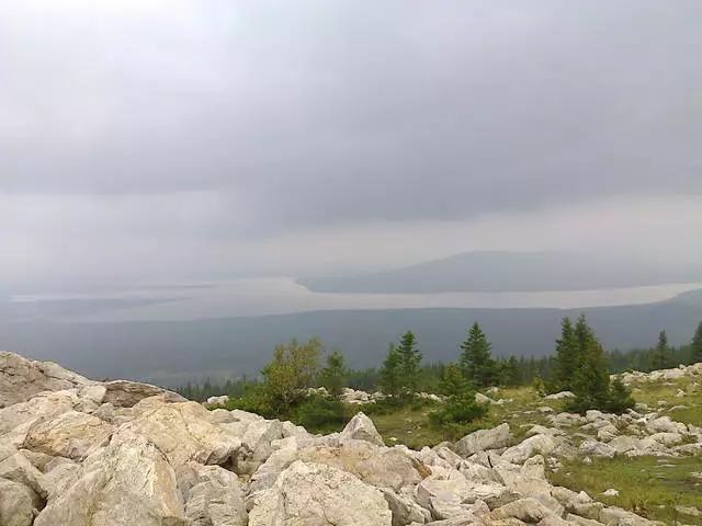 Погода зюраткуль на 10 дней. Панорамный дом на Зюраткуле. Фонтан на Зюраткуле. Дорога на Зюраткуль 2024 щебень. Зюраткуль заправка купол.