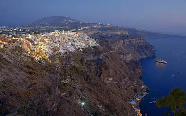 Santorini: saulėlydžio sala, asilai ir chaotiški sniego balti laiptai 2684_2