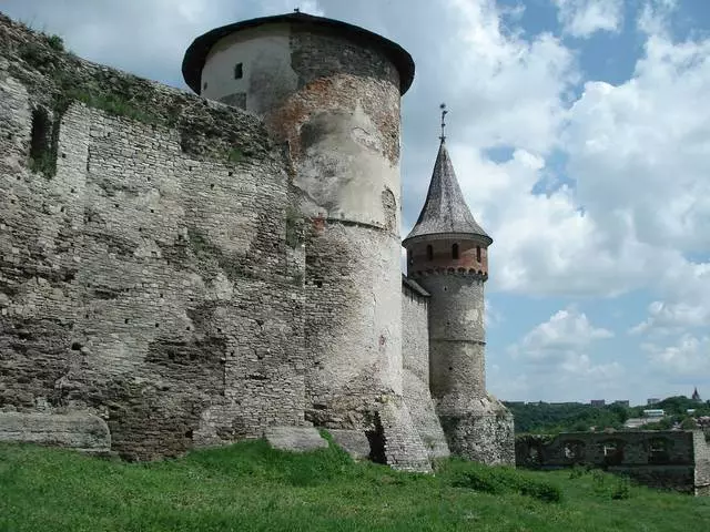 Kamenets-Podolsky - mesto, okronano v kamniti cvet