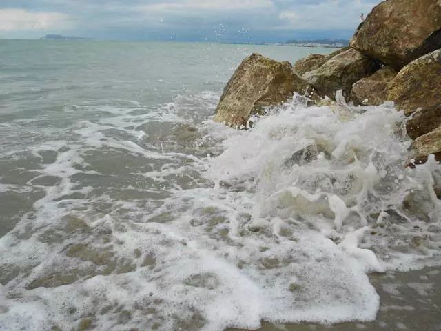 Kenal sareng Albania ngalangkungan Durres.