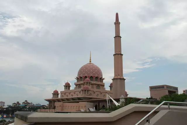 Hvað á að sjá við hliðina á Kuala Lumpur. Putrajaya. 2937_3