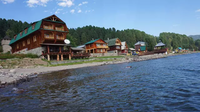 Fekânsje op Teletsk Lake yn Altai 30052_2