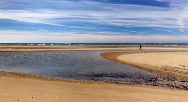 Die beste strande van Spanje: 'n Oorsig van die gewildste, skoon en pragtige strande van die land 30183_1