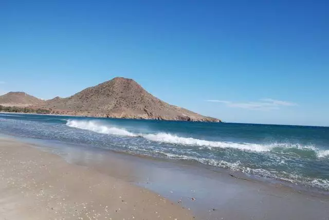 Les meilleures plages d'Espagne: une vue d'ensemble des plages les plus populaires, propres et belles du pays 30183_2