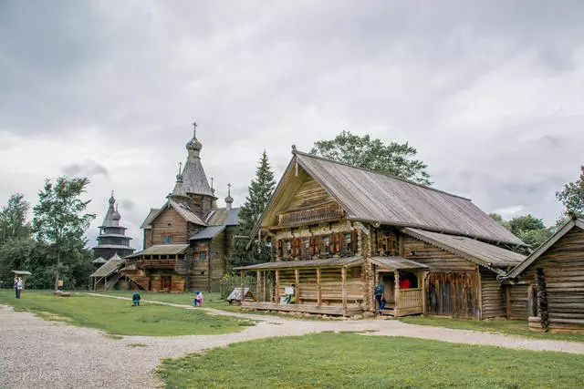 Hvilke interessante steder er værd at besøge i Veliky Novgorod? 30606_4