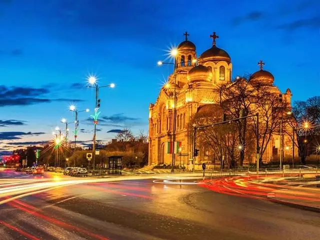 Varna dia tanàna tsara tarehy manana tantara lava