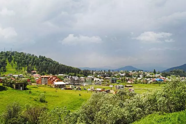 ¿Qué lugares interesantes deben ser visitados en Bakuriani?