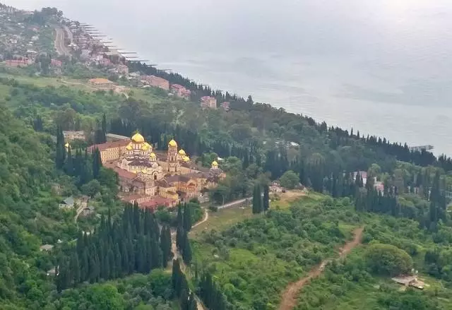 De ce ar trebui să merg la noi Athos?