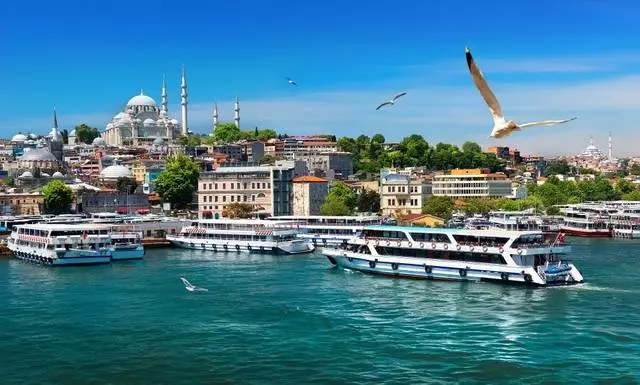 Istanbul yana ɗaya daga cikin biranen da aka fi ban sha'awa a duniya da kuma wurin da ban mamaki don ziyarta a kowane lokaci na shekara. 34039_1