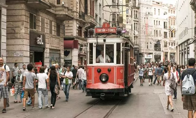 Ang Istanbul usa sa labing makapaikag nga mga lungsod sa kalibutan ug usa ka matahum nga lugar nga bisitahan sa bisan unsang oras sa tuig. 34039_2