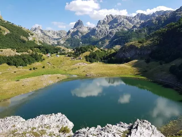 Ni ubuhe buryo bwo guhugukira guhitamo muri Podgorica? 34384_2