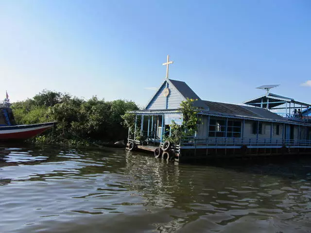 What can be seen on the lake Tone Lesap? 3591_3