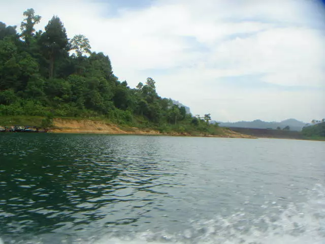 Lake Cheow Lan i National Natural Park-Reserve Khao Sok