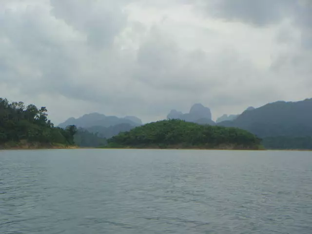 Jezero Cheow Lan v národním přírodním parku - Reserve Khao Sok 3672_6