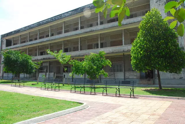 Gema rezim Khmer Merah atau Museum Tolo Slag di Poin Pen.