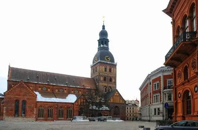 Bophahamo bo khahlisang ka ho fetisisa ba Riga - DAMA Cathedral le Doma Square. 4574_1