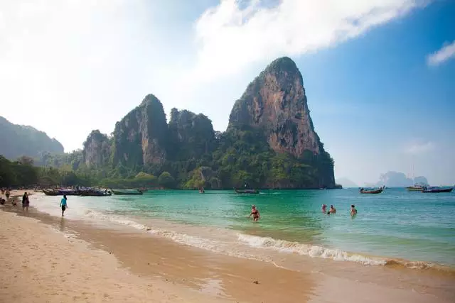 Pantai yang luar biasa, monyet liar, gajah, masakan lezat - semua provinsi kepiting ini 4643_3