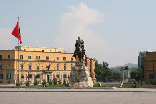 Mene ne mafi cancantar duba a Tirana? Mafi ban sha'awa wurare.