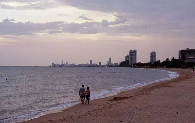 Rus in Pattaya, waar dit baie pret is, maar 'n duidelike probleem met die see.