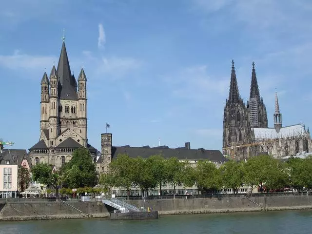 Pa wibdeithiau sy'n werth ymweld â nhw yn Cologne? Lle gwell i brynu gwibdeithiau?