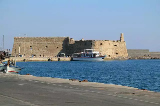 Ni iki gikwiye kureba muri Heraklion? Ahantu hashimishije cyane.