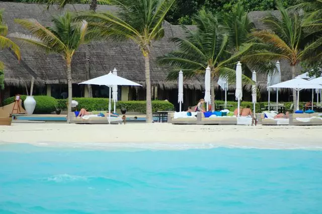 Co je hotel, který se rozhodne relaxovat na Laviani Atoll? 5042_7