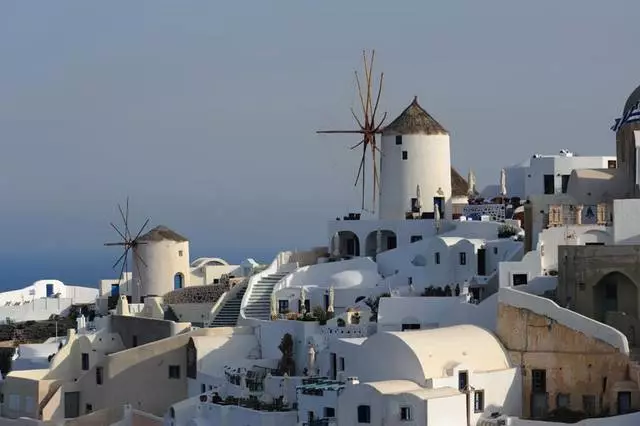 តើអ្វីដែលសមនឹងមើលទៅ Santorini? កន្លែងដែលគួរឱ្យចាប់អារម្មណ៍បំផុត។ 50712_3