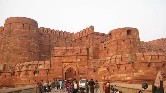 ฉันควรเห็นอะไรใน Agra สถานที่ที่น่าสนใจที่สุด 51922_2