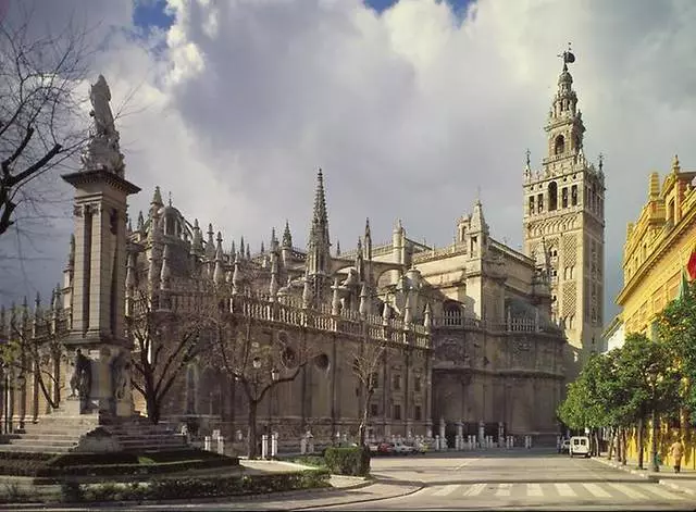 ¿Qué vale la pena visualizar en Sevilla? Los lugares más interesantes. 53983_2