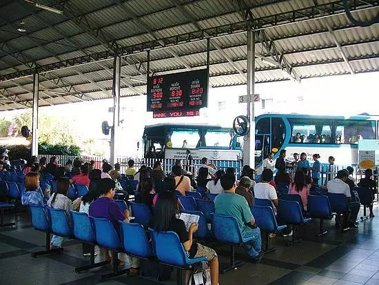Автобусы из аэропорта бангкока. Трансфер Паттайя Бангкок. Аэропорт Паттайя. Автобус из аэропорта Бангкока до Паттайи. Бангкок Паттайя маршрутка.