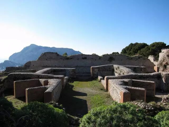 Que paga a pena mirar a Capri? Os lugares máis interesantes. 54515_3