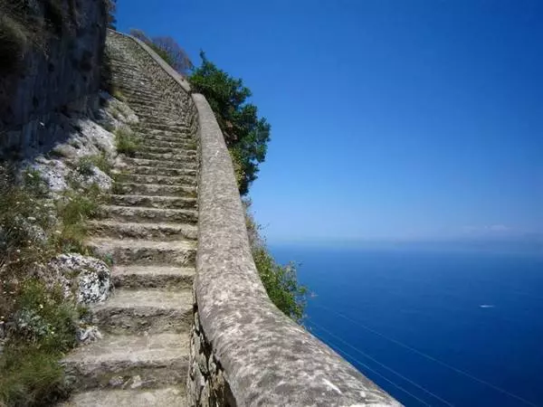 Dak li hu tajjeb li tħares lejn Capri? L-aktar postijiet interessanti. 54515_4