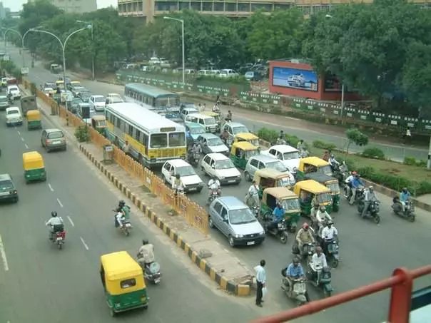 Transportgbọ njem India: igwe na bọs.