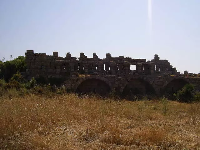 El costat és antic i modern.