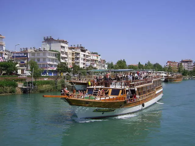 Η πλευρά είναι αρχαία και μοντέρνα. 5493_7