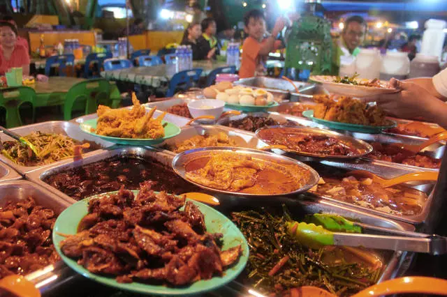 Di mana saya bisa makan di Kota-Kinabalu? Berapa banyak uang untuk mengambil uang?