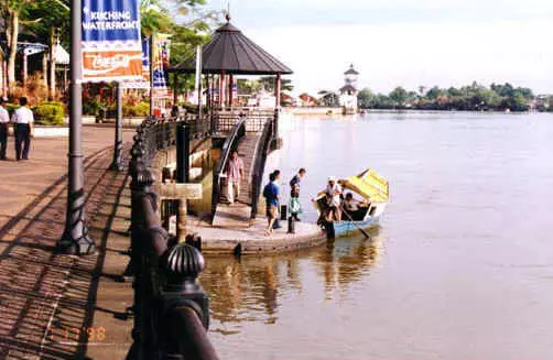 ฉันควรเห็นอะไรใน Kuching? สถานที่ที่น่าสนใจที่สุด 58015_2