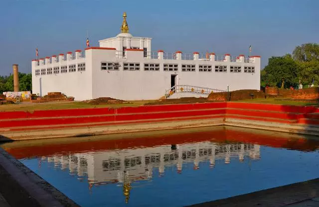 Wat is het bekijken waard in Lumbini? De meest interessante plaatsen. 58865_2