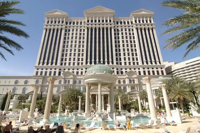 Kini o yẹ lati wo ni Las Vegas? Awọn aye ti o nifẹ julọ.