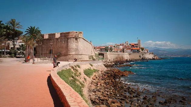 Wêr te gean nei antibes en wat te sjen? 6461_12