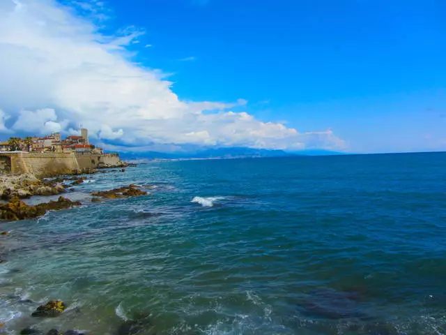 antibes တွေကိုကြည့်ရကျိုးနပ်ကဘာလဲ။ စိတ်ဝင်စားစရာအကောင်းဆုံးနေရာများ။ 65029_2