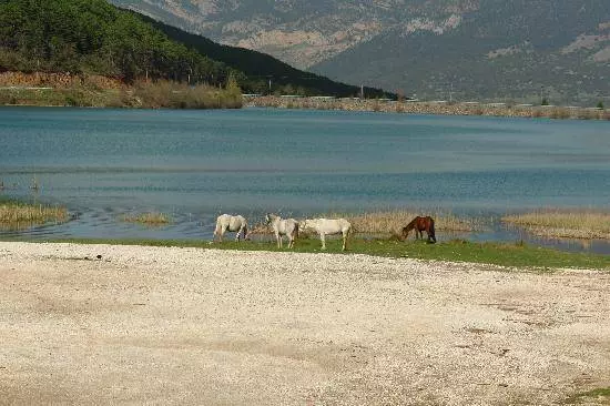 Meelaha xiisaha leh ee mudan in laga soo booqdo Korintos? 7405_12