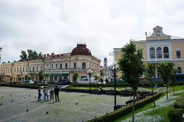 Buntáistí agus míbhuntáistí a bhí ag scíth a ligean i Chernovtsy 7677_9