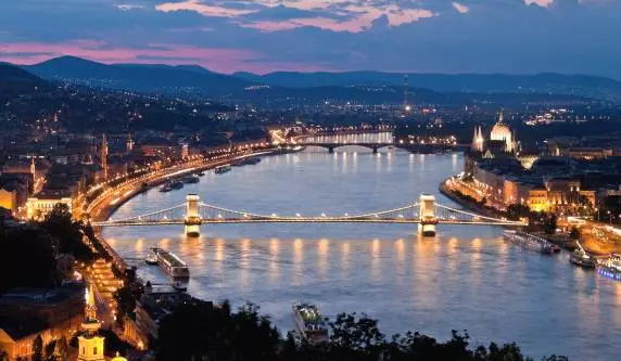 Pa wibdeithiau ddylai fynd i Budapest?