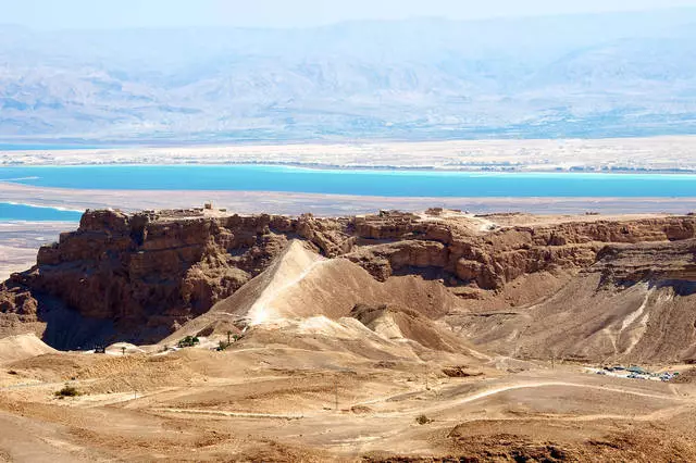 Ancient Fortress sa baybayin ng Dead Sea.