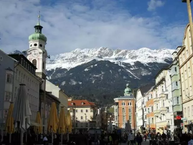 Teithiau yn Innsbruck: Beth sy'n werth edrych ar y canllaw, a beth yw'ch hun? 8110_1