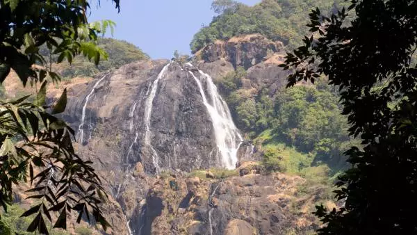 गोवा में किस दिलचस्प स्थानों का दौरा किया जाना चाहिए?